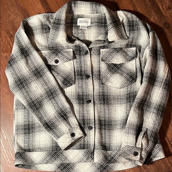 Boston Traders Tops - Ladies Black and White Checkered Flannel Shirt Jacket